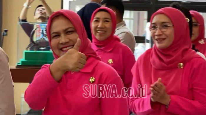 Ibu Negara Iriana Joko Widodo memberikan jempol sambil goyang saat menjawab pertanyaan wartawaan saat meninggalkan acara Generasi Muda Emas Bebas Narkoba dan Berantas Judi Online Melalui Literasi Digital bersama Organisasi Aksi Solidaritas Era Kabinet Indonesia Maju (OASE KIM), di Taman Budaya Cak Durasim, Kamis (26/10/2023).