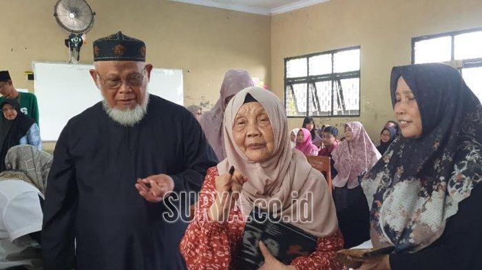 Ibunda Cak Imin, Nyai Hj. Muhassonah Iskandar mencoblos di TPS 026, Desa Denanyar, Kabupaten Jombang, Rabu (14/2/2024).