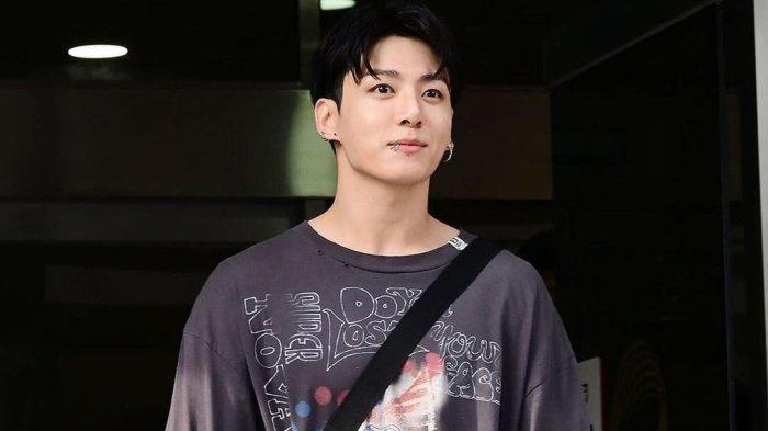 Jungkook BTS tampil di music show Korea dengan hairstyle baru.