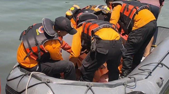 Jasad wanita Nganjuk mengambang di Kali Surabaya ditemukan petugas gabungan pada Kamis (21/9/2023).