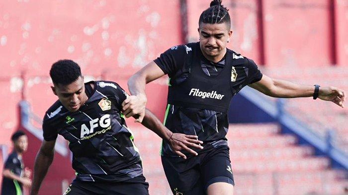 Jeam Kelly-Anderson, pemain Persik Kediri jalani latihan jelang lawan Persebaya Surabaya di Liga 1 yang dijadwalkan berlangsung di Stadion Brawijaya, Kota Kediri, Jumat (27/10/2023)