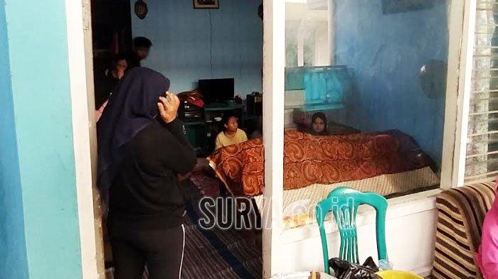Jenazah Sukarnoto saat disemayamkan di Rumah Duka di Sawahan, Kota Surabaya, Senin (20/11/2023).