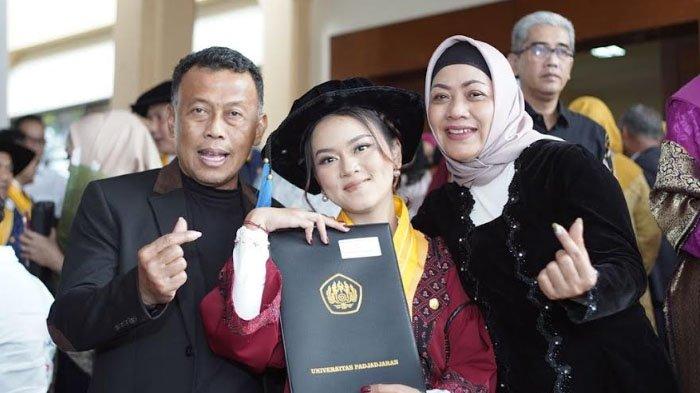 Jian Ayune Sundul Langit saat wisuda di Universitas Padjadjaran Bandung