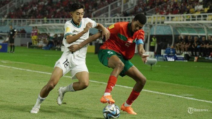 Pesepak bola Indonesia, Welber Jardim (kiri) mengejar bola dari pesepak bola Maroko.