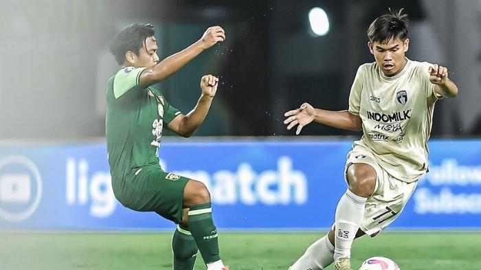 KAWAL KETAT - Andre Oktaviansyah beraksi di laga Persebaya vs Persita Tangerang di Stadion Gelora Bung Tomo, Surabaya pada lanjutan laga pekan ke-21 Liga 1 2024/2025, Jumat (31/1) malam