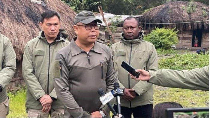 Kepala Operasi Satgas Damai Cartenz 2023, Kombes Pol. Dr. Faizal Ramadhani saat memberikan keterangan terkait kebrutalan KKB Papua tembak anak kepala kampung.