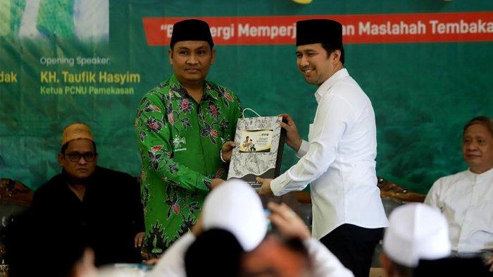 MENINGGAL KECELAKAAN - Ketua PCNU Kabupaten Pamekasan, Dr. KH. Taufiq Hasyim (kiri) saat memberikan kenang-kenangan cinderamata kepada Wakil Gubernur Jawa Timur, Emil Elestianto Dardak saat acara Halaqah Temabakau di aula Kantor PCNU Pamekasan, beberapa waktu lalu. KH. Taufiq Hasyim dan istri meninggal dunia dalam kecelakaan di Tol Pasuruan-Probolinggo, Sabtu (14/6/2025) dinihari.