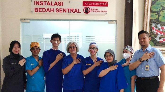 Sultan bersama jajaran dokter gabungan sebelum menjalani operasi pengangkatan pita suara di RS Polri Kramat Jati.