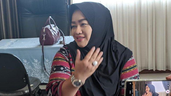 Kades Pandantoyo, Siti Kholifah menjawab awak media di balai desa setempat, Kamis (25/1/2024) siang.