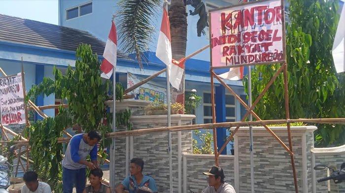 Para warga saat menyegel Kantor Desa Mundurejo, Kecamatan Umbulsari, Kabupaten Jember, Jumat (21/7/2023).