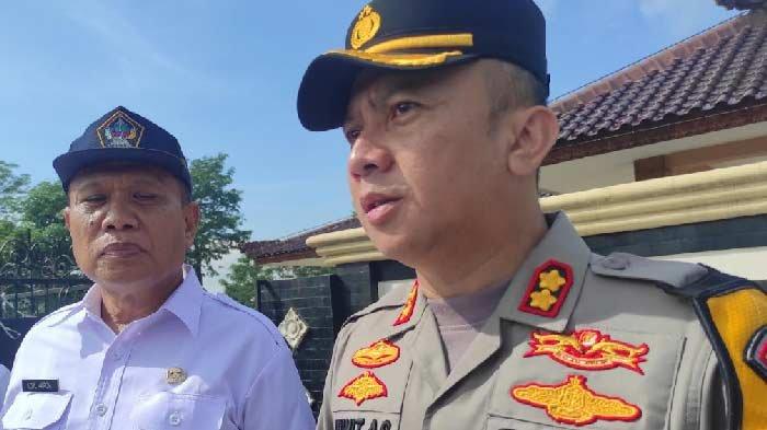 Kapolres Blitar AKBP Wiwit Adisatria didampingi Sekda Kabupaten Blitar Izul Marom, usai apel gelar pasukan Operasi Ketupat Semeru 2024 di Alun-alun Kanigoro, Rabu (3/4/2024).