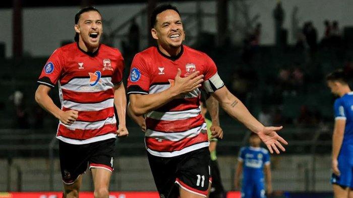 Kapten Madura United, Lulinha merayakan gol ke gawang Persib Bandung.
