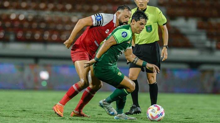 Kapten Persebaya, Bruno Moreira berduel dengan pemain Barito Putera di Stadion Kapten I Wayan Dipta, Bali, Sabtu (25/1/2025) malam. Laga berakhir 3-0 untuk Barito Putera.