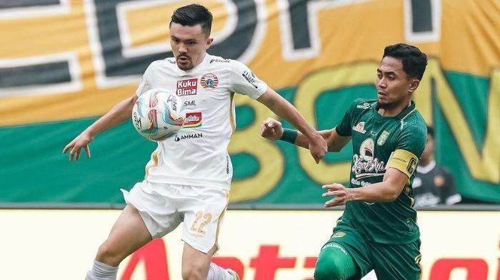 Kapten Persebaya Surabaya, Reva Adi Utama saat melawan Persija Jakarta