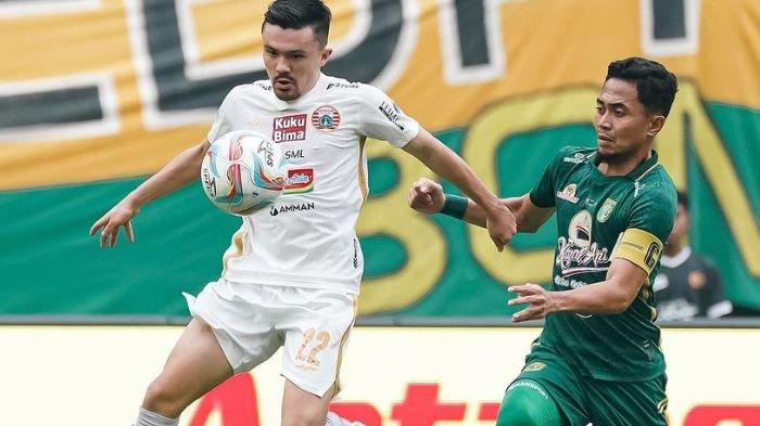 Kapten Persebaya Surabaya, Reva Adi Utama saat mengawal bek Persija Jakarta Oliver Bias. Reva Adi Utama akan pada laga melawan Persis Solo.