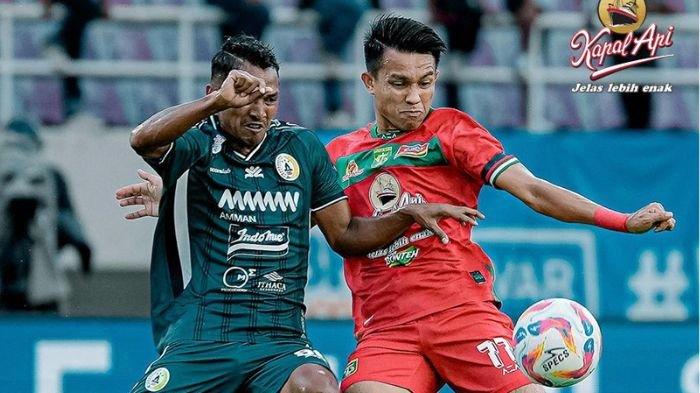 Kasim Botan mengawal Abduh Lestaluhu di laga PSS vs Persebaya Surabaya