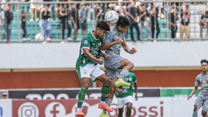 Kasim Botan saat berebut bola dengan Ibrahim Sanjaya di laga PSS Sleman vs Persebaya Surabaya dalam lanjutan Liga 1 2023/2024 di Stadion Maguwoharjo, Sleman, Yogyakarta, Sabtu (26/8)