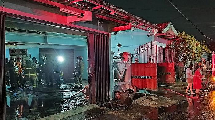 KEBAKARAN RUMAH - Petugas pemadam kebakaran dan anggota kepolisian saat melakukan pengecekan area rumah yang sempat terbakar di Jalan Wonoayu, Medokan Ayu, Rungkut, Kota Surabaya, Jawa Timur pada Sabtu (19/7/2025) malam. Korsleting listrik pada mesin pompa air, diduga menjadi pemicu kebakaran rumah milik pengusaha besi tersebut.