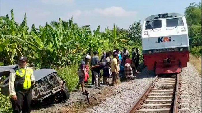 Kecelakaan KA Pandalungan dengan mobil terjadi di perlintasan kereta Desa Pateguran, Kecamatan Rejoso, Kabupaten Pasuruan, Selasa (7/5/2024).