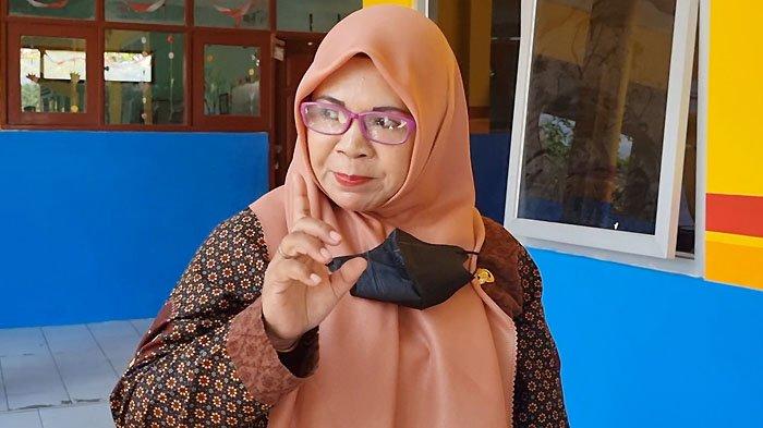 Kepala Sekolah UPT SDN 236 Menganti, Umy Latifah mengacungkan jari telunjuknya enggan merespons awak media saat ditemui di sekolah.