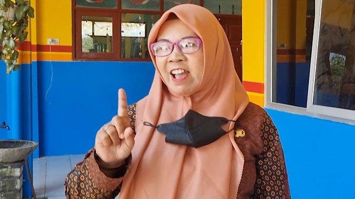 Kepala Sekolah SDN 236 Menganti Gresik, Umy Latifah.