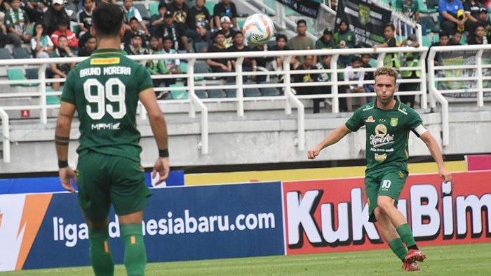 Kepten Persebaya Surabaya, Ze Valente (kanan) dan Bruno Moreira saat tampil lawan Barito Putera di Stadion Gelora Bung Tomo (GBT). Ia punya ambisi besar bersama Bajul Ijo di Liga 1