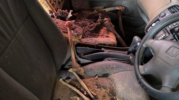 KERANGKA DI ASPOL – Tulang belulang kerangka manusia di dalam dalam mobil yang terparkir di Aspol Polsek Ujungpangkah, Gresik, Selasa (11/3/2025).