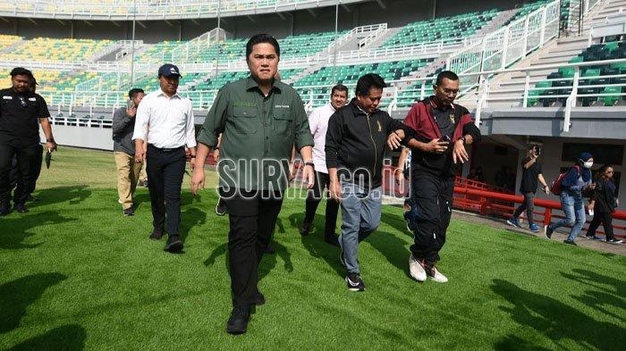 Ketua Umum PSSI Erick Thohir saat meninjau Gelora Bung Tomo (GBT) Surabaya, Selasa (6/6/2023).