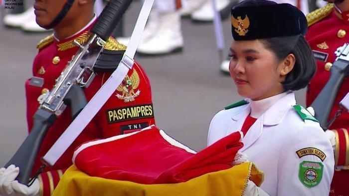 Keyla Azzahra pembawa baki saat penurunan bendera Upacara HUT Kemerdekaan RI ke-78.