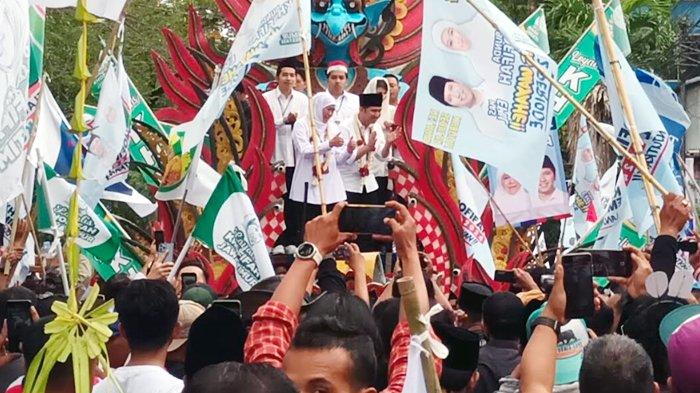 Pasangan Khofifah-Emil naik Uldaul Madura menuju ke Kantor KPU Jatim, Rabu (28/8/2024).