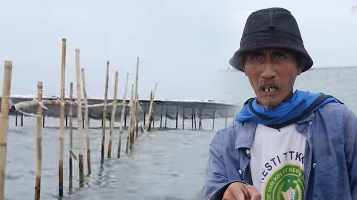 Kholid, nelayan yang mengungkap adanya korporasi di balik pagar laut sepanjang 30,16 km di Tangerang.