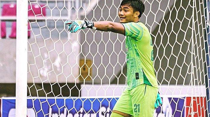 BERMAIN - Kiper Persebaya Surabaya Ernando Ari.