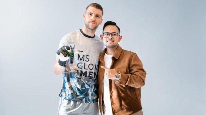 Kiper Timnas Indonesia Marteen Paes bersama Gilang Widya Pramana, Founder J99 Corp. dan MS Glow for Men, saat pengumuman Marteen jadi Brand Ambassador MS Glow for Men.