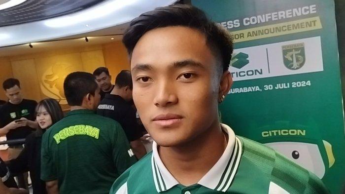 Kiper utama Persebaya, Ernando di Kantor Marketing Persebaya, Sutos, Selasa (30/7/2024).