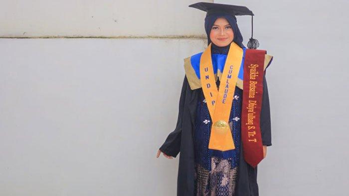 Syaikha, Wisudawan Berprestasi Undip, Baru Lulus Langsung Ditawari Kerja di 4 Perusahaan Besar.
