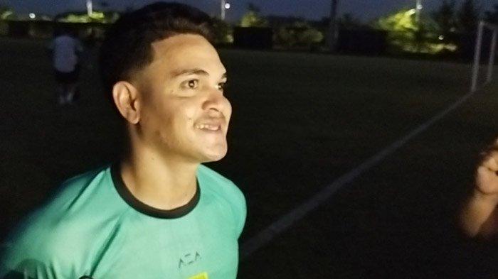 PEMAIN ASING -Gali Freitas, pemain asing baru Persebaya usai mengikuti latihan perdana tim menatap kompetisi musim 2025/2026 di Lapangan B dan C Kompleks Stadion Gelora Bung Tomo (GBT), Senin (23/6/2025) sore.