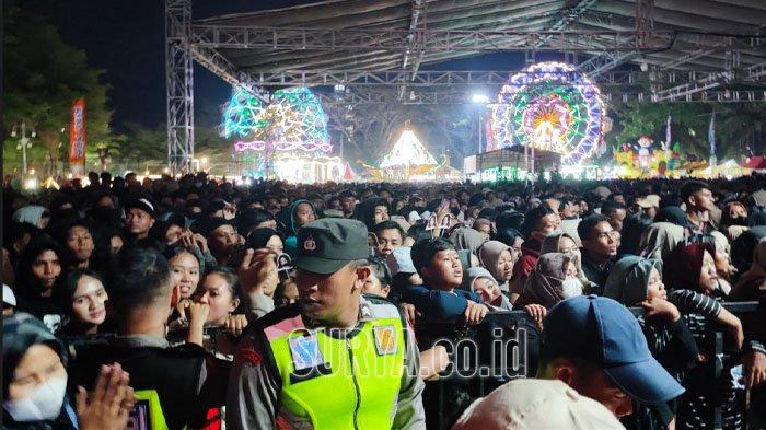 Konser Happy Asmara di Alun-alun Trenggalek, Selasa (29/8/2023) malam
