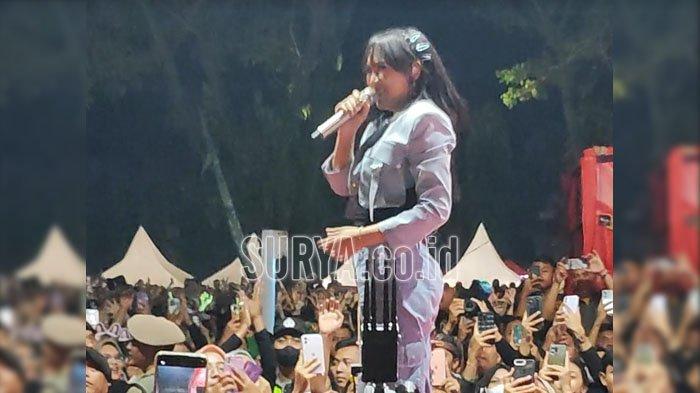 Konser musik Happy Asmara di Alun-alun Kabupaten Trenggalek harus dihentikan lebih awal setelah terjadi kericuhan penonton, Selasa (29/8/2023).