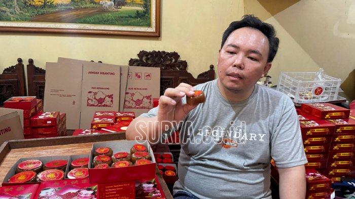 Kue keranjang khas imlek yang diproduksi oleh keluarga Ferry Andreasandi di Surabaya