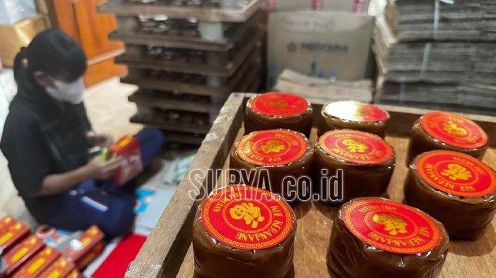 Kue keranjang khas imlek yang diproduksi oleh keluarga Ferry Andreasandi di Surabaya