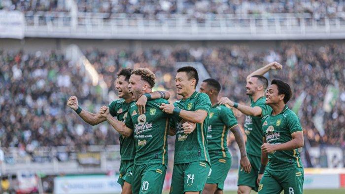 Pemain Persebaya Surabaya saat merayakan gol di Liga 1 2023/2024
