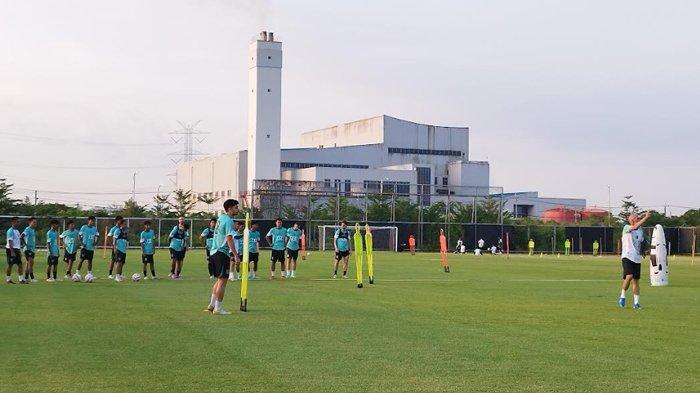 LATIHAN PERDANA - Pemain Persebaya Surabaya menjalani latihan perdana di Lapangan B-C Kompleks Stadion Gelora Bung Tomo (GBT), Senin (23/6/2025) sore. Latihan Persebaya Surabaya langsung dipimpin Eduardo Perez Moran bersama tim pelatih secara lengkap.