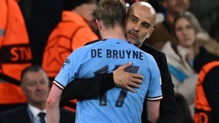 Pelatih Man City, Pep Guardiola, memeluk Kevin De Bruyne usai ditarik keluar dalam pertandingan melawan Real Madrid pada leg kedua semifinal Liga Champions 2022-2023. Laga Man City vs Madrid bergulir di Stadion Etihad pada 17 Mei 2023. Terkini, Man City dipastikan telah menjadi juara Liga Inggris 2022-2023.