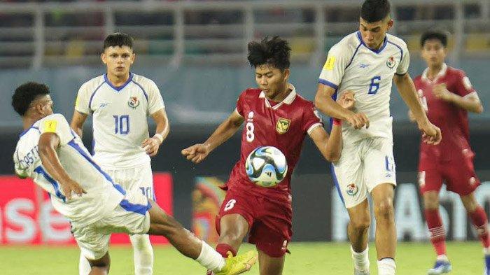 Striker Timnas U-17 Arkhan Kaka dikepung pemain Panama U-17 di Stadion GBT, Senin (13/11/2023) malam