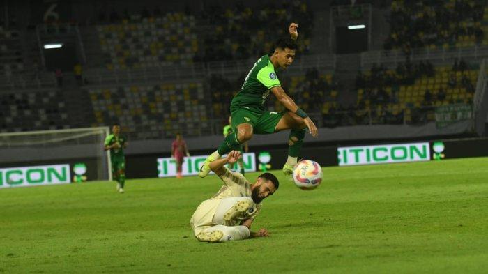 LOMPATAN - Aksi Penyerang Persebaya Surabaya Malik Risaldi di laga melawan Persita Tangerang dalam lanjutan pekan ke-21 Liga 1 2024/2025 di Stadion Gelora Bung Tomo, Surabaya pada Jumat (31/1) malam.