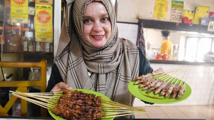 Owner Sate Bang Saleh, Laily Fitriyah Liza Min Nelly menunjukan sate kambing bumbu (kiri) dan sate original (kanan) di Warung Sate Bang Saleh, Kota Malang, Minggu (16/6/2024).