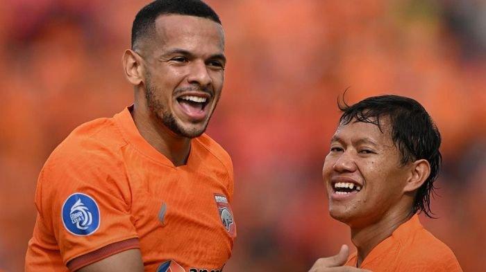 Leo Lelis merayakan golnya bersama Borneo FC
