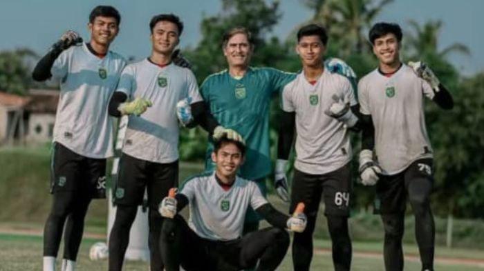 Lima Penjaga gawang Persebaya Surabaya bersama pelatih Benyamin Van Breukeulen