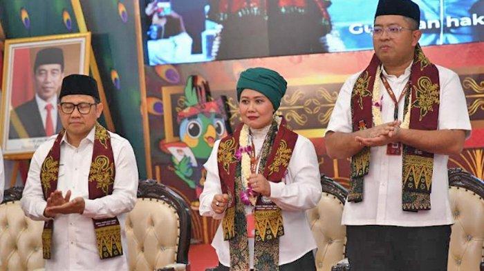 Luluk Nur Hamidah dan Lukmanul Khakim yang diusung oleh PKB resmi mendaftar Pilgub Jatim 2024 di KPU Jatim, Kamis (29/8/2024) malam. Mereka diantar langsung oleh Ketua Umum PKB Abdul Muhaimin Iskandar atau Cak Imin.