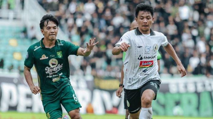 M Iqbal (Kiri) saat di kawal Wahyudi Hamisi (kanan) di laga Persebaya Surabaya vs PSS Sleman di Stadion Gelora Bung Tomo, Surabaya.